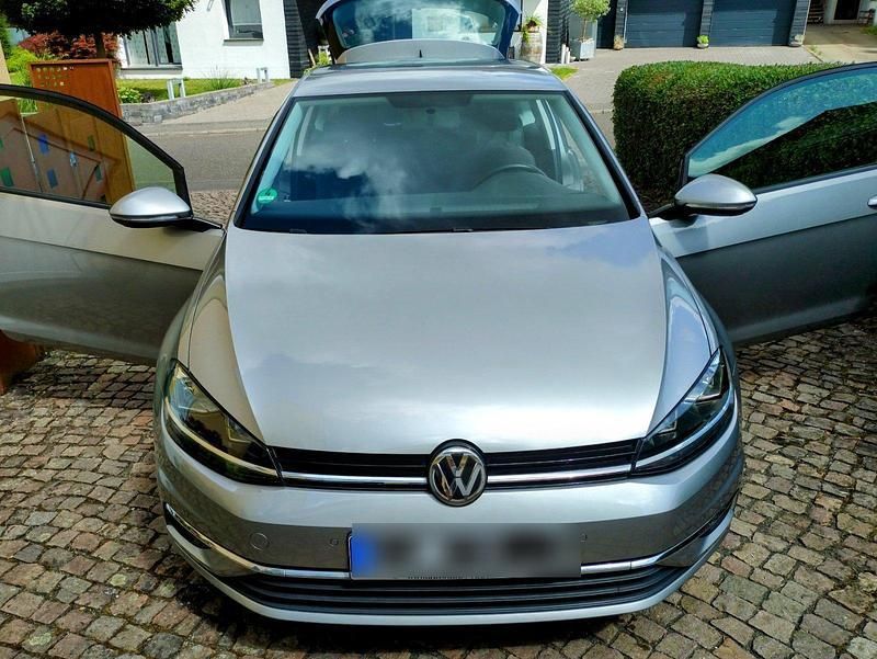 Silber Gebraucht 2018 VW Golf VII Comfortline Kleinwagen | 14.000 € (Superpreis) - Bild 1/4