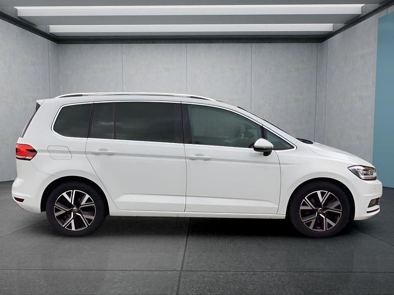 Gebraucht VW Touran 150 PS (110 kW) 2023 Weiß Van / Kleinbus
