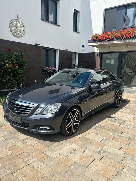 Grau Gebraucht 2009 Mercedes E350 Avantgarde Limousine | 15.000 € (Etwas zu teuer) - Bild 1/4