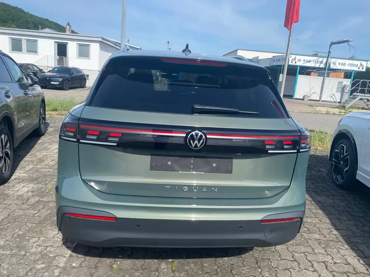 Neu VW Tiguan Life 150 PS (110 kW) 2026 Cipressinogrün metallic SUV