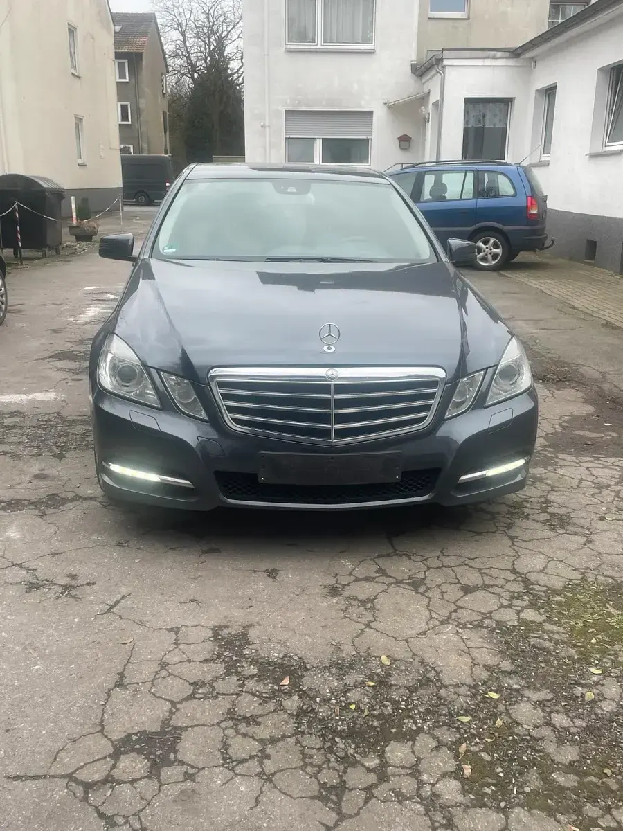 Gebraucht Mercedes E250 204 PS (150 kW) 2011 Grau Limousine