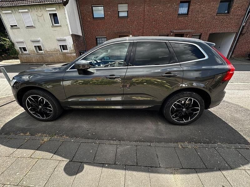 Grau Gebraucht 2021 Volvo XC60 Momentum SUV | 26.500 € (Fairer Preis) - Bild 1/4