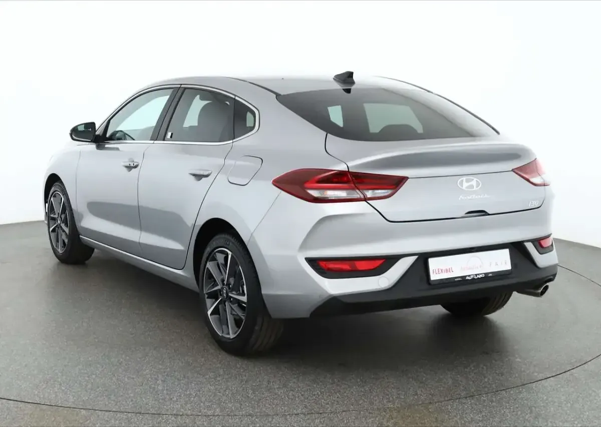 Neu Hyundai i30 140 PS (102 kW) 2025 Shimmeringsilvermet. Limousine