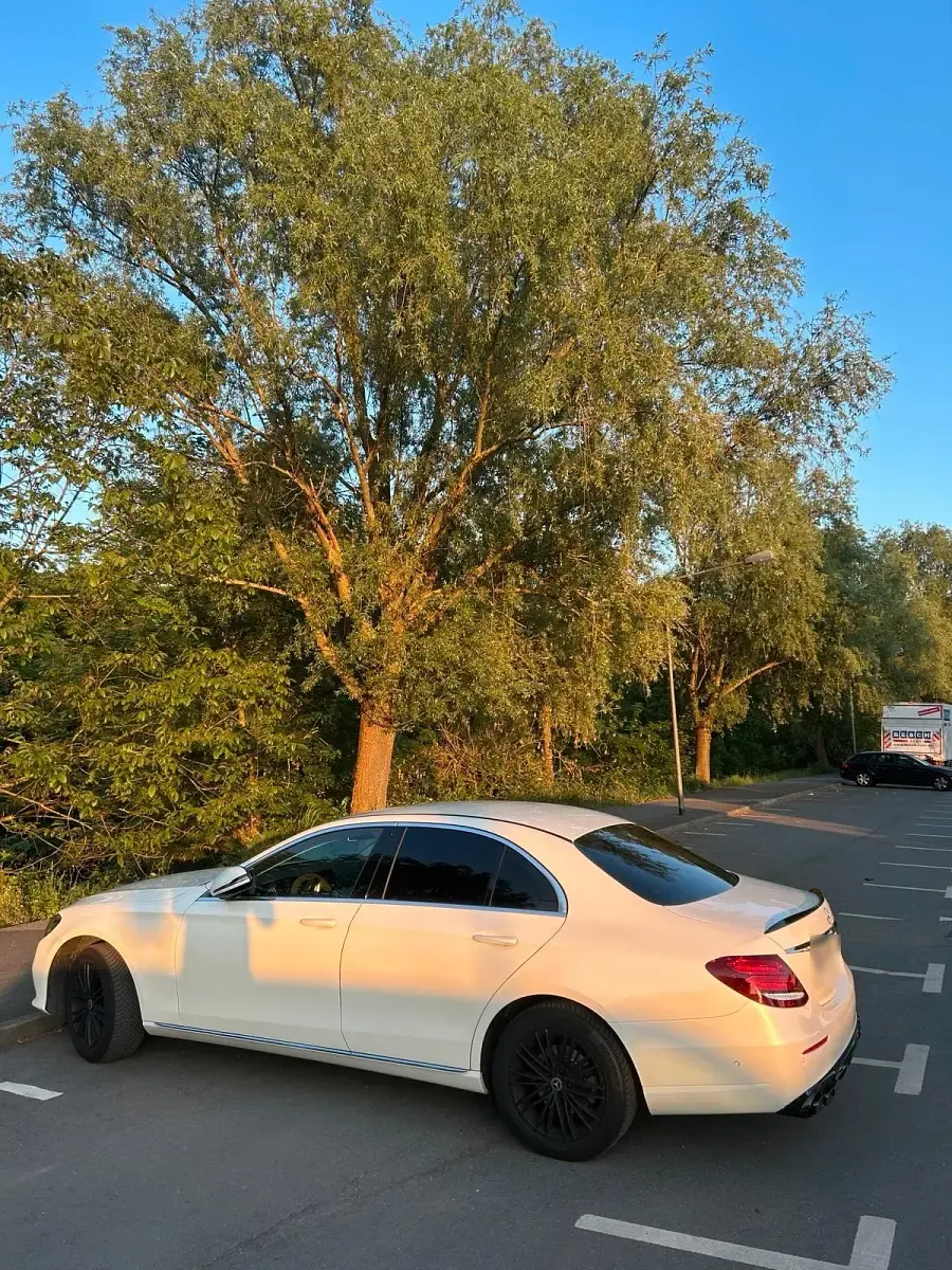 Gebraucht Mercedes E200 Avantgarde 150 PS (110 kW) 2018 Weiß Limousine