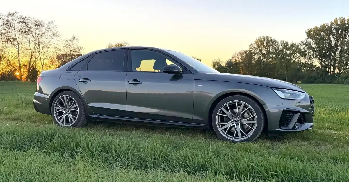 Używany Audi A4 S-Line 150 KM (110 kW) 2024 Szary Sedan/Limuzyna