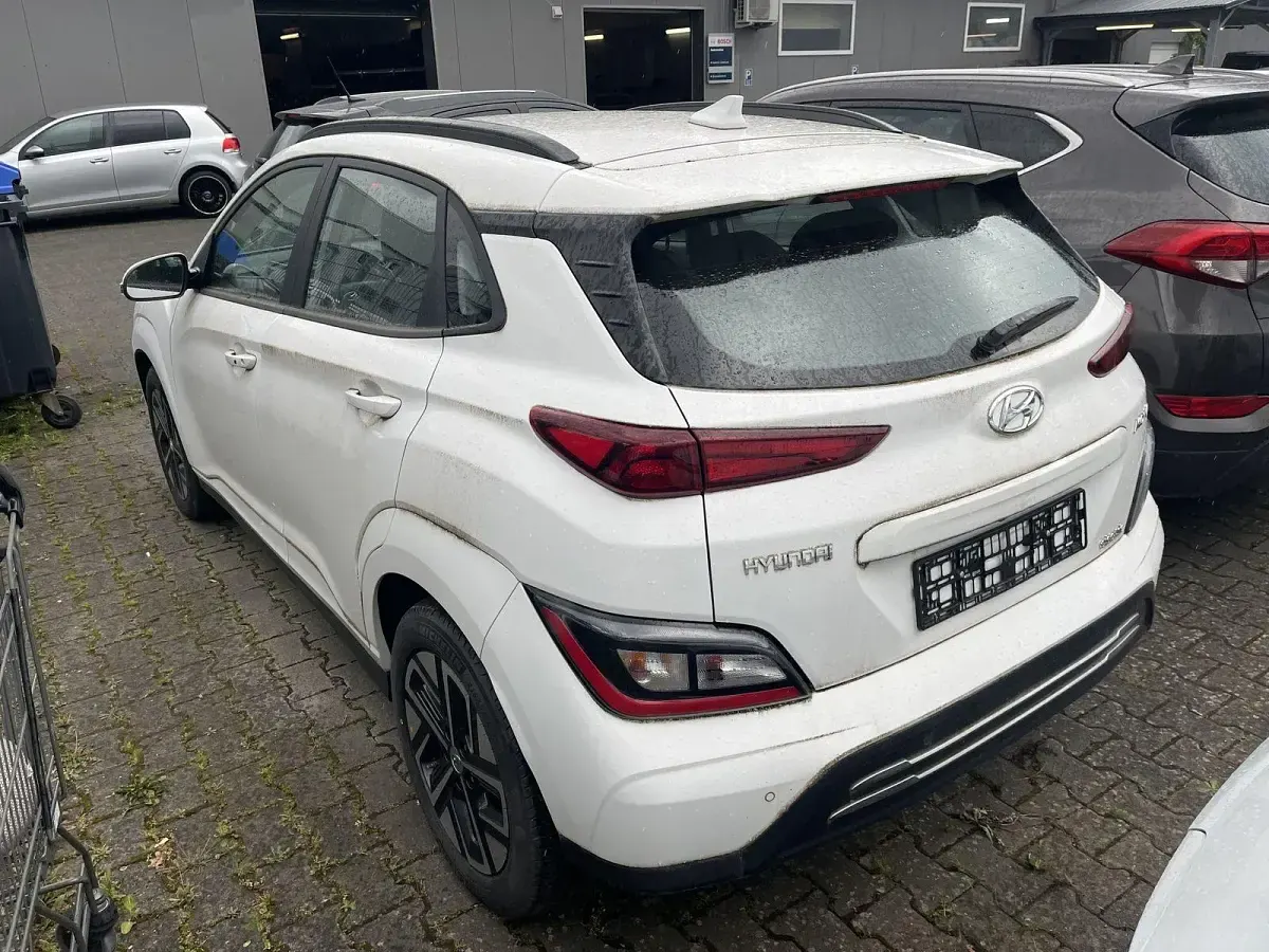 Gebraucht Hyundai Kona Select 100 kW (136 PS) 2022 Weiß SUV