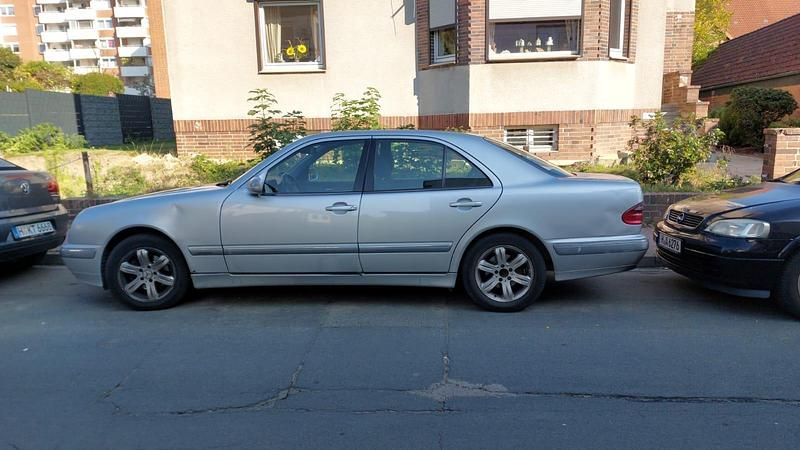 Grau Gebraucht 2000 Mercedes E220 Limousine | 2.500 € - Bild 1/4
