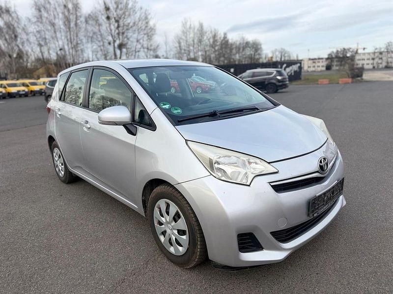 Gebraucht Toyota Verso-S Life 90 PS (66 kW) 2013 Silber Van / Kleinbus