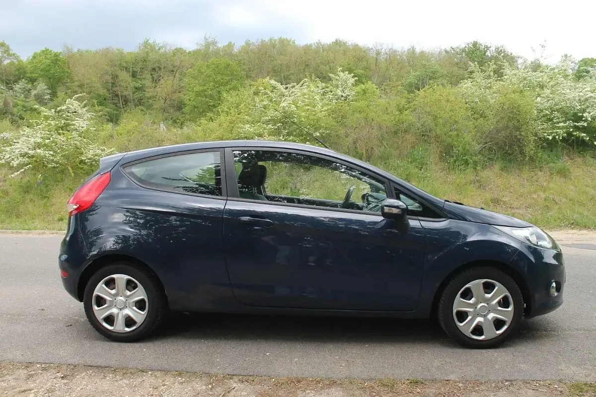 Second-hand Ford Fiesta Trend 60 CP (44 kW) 2012 Albastru Hatchback
