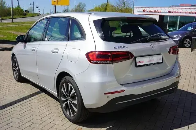 Gebraucht Mercedes B250e Style 218 PS (160 kW) 2022 Silber Van / Kleinbus