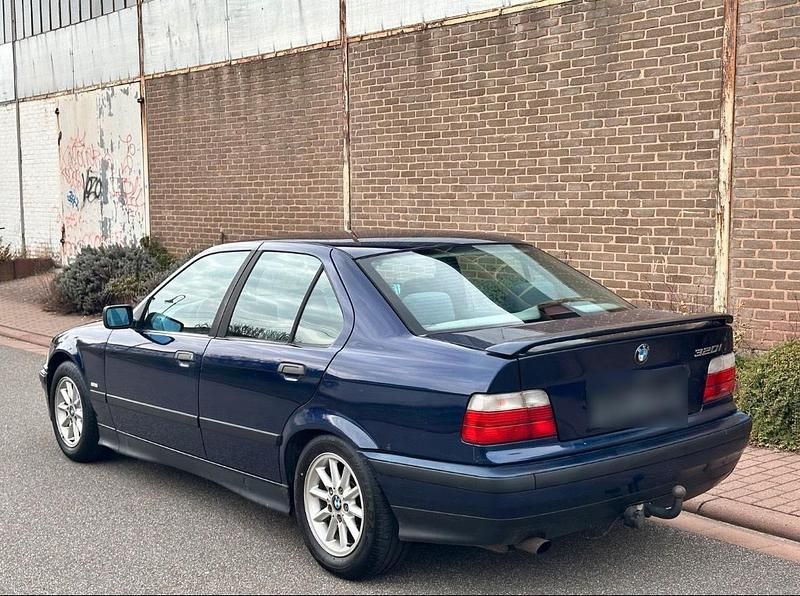 Gebraucht BMW 320 150 PS (110 kW) 1997 Blau Limousine