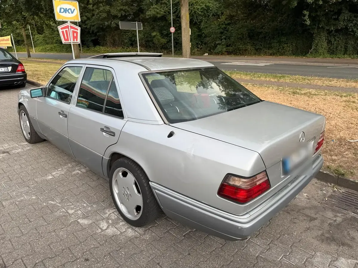 Gebraucht Mercedes E280 193 PS (141 kW) 1993 Silber Limousine