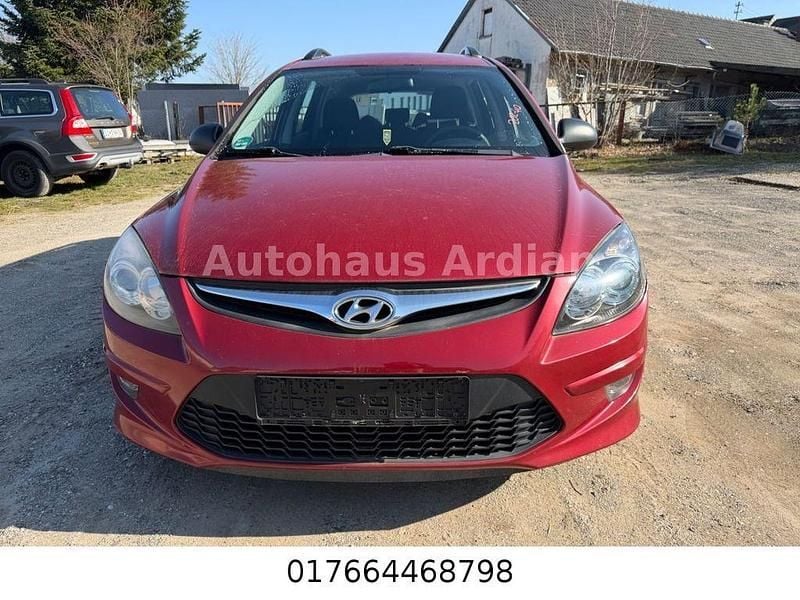 Gebraucht Hyundai i30 Classic 90 PS (66 kW) 2012 Rot Kombi
