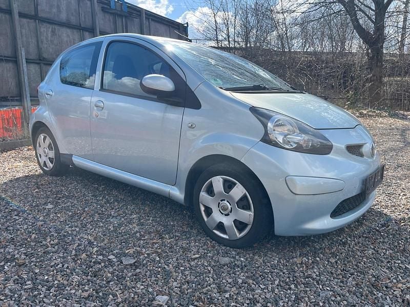Gebraucht Toyota Aygo 68 PS (50 kW) 2006 Silber Kleinwagen