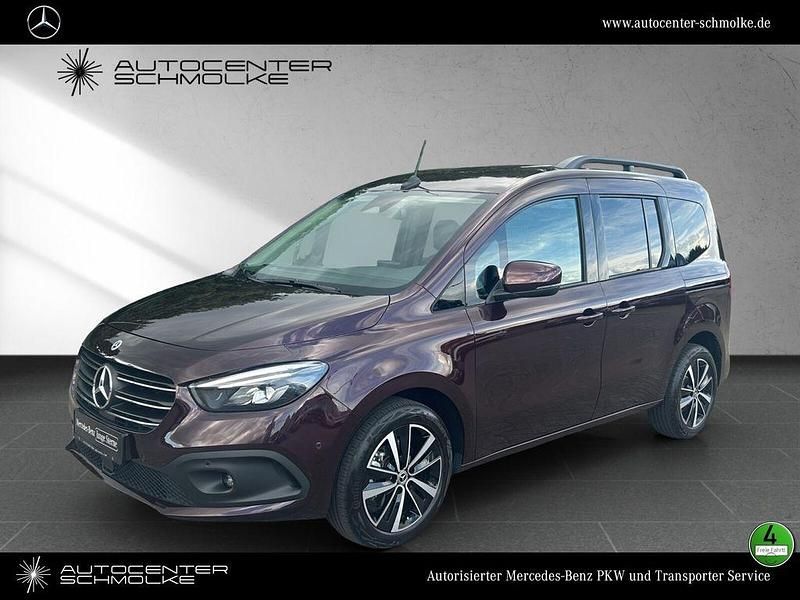 Rubellitrot (metallic) Gebraucht 2024 Mercedes 180 Progressive Limousine | 30.979 € (Fairer Preis) - Bild 1/4
