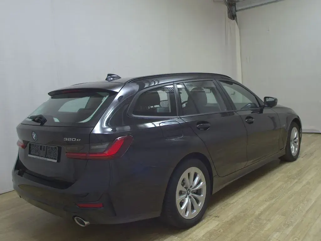 Gebraucht BMW 320e Sport Line 204 PS (150 kW) 2022 Schwarz Kombi