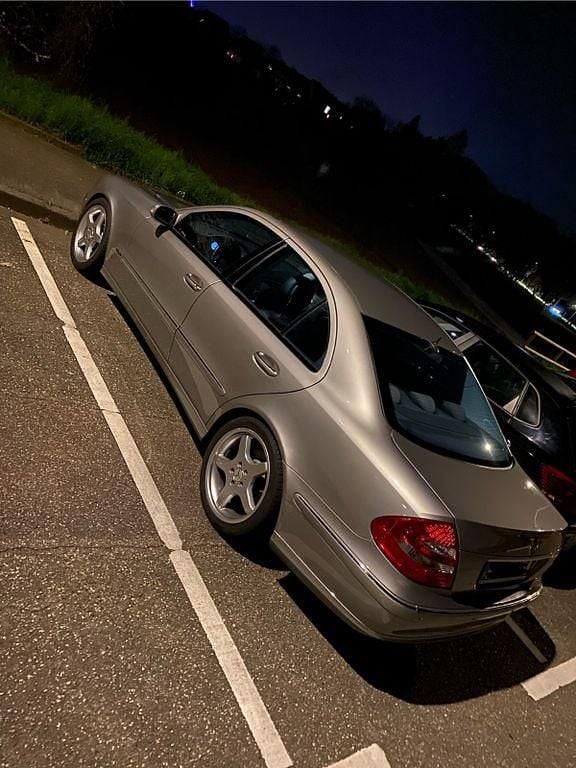 Silber Gebraucht 2005 Mercedes E200 Avantgarde Limousine | 4.200 € (Guter Preis) - Bild 1/4