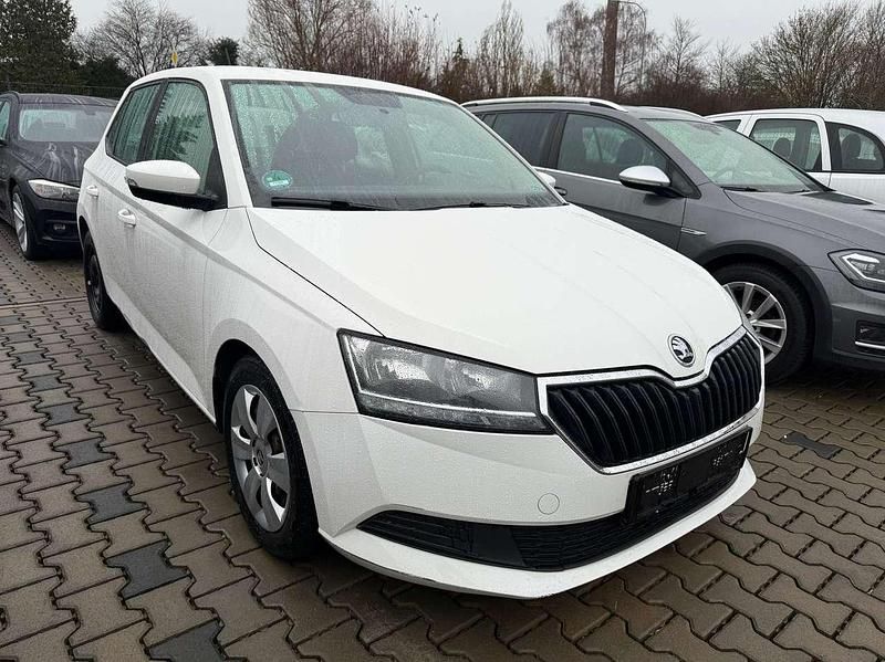 Używany Skoda Fabia 60 KM (44 kW) 2021 Biały Sedan/Limuzyna