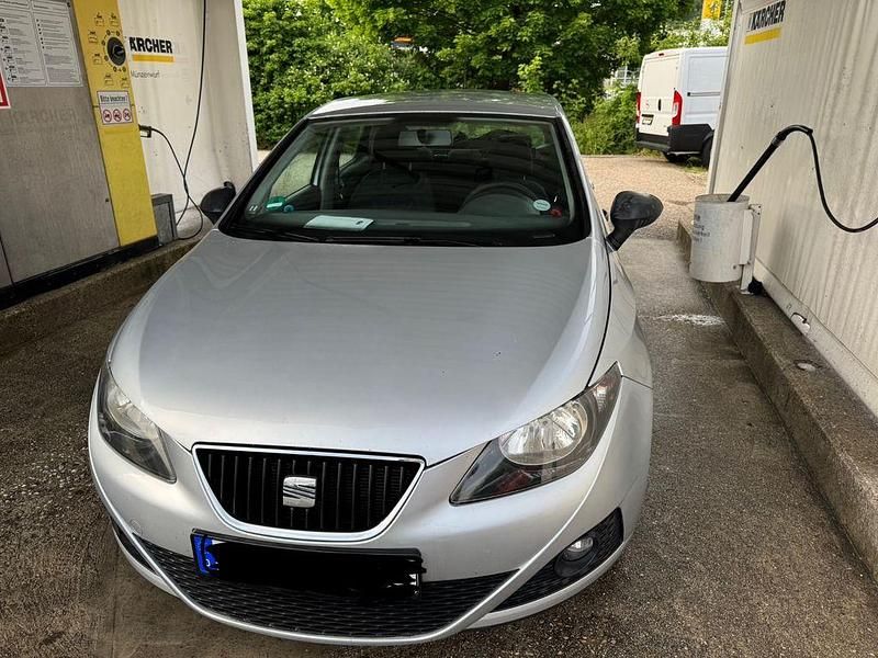 Silber Gebraucht 2011 Seat Ibiza Reference Limousine | 3.900 € (Guter Preis) - Bild 1/4