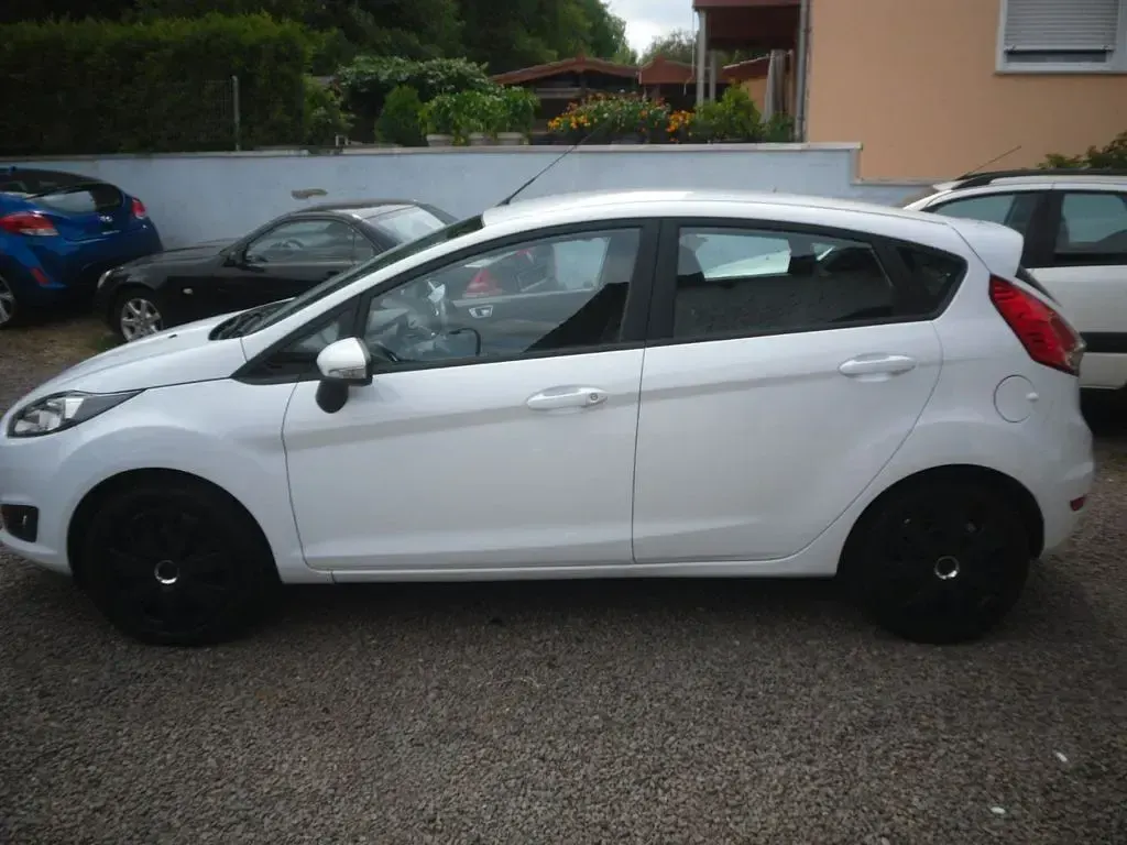 Gebraucht Ford Fiesta Celebration 101 PS (74 kW) 2017 Weiß Kleinwagen
