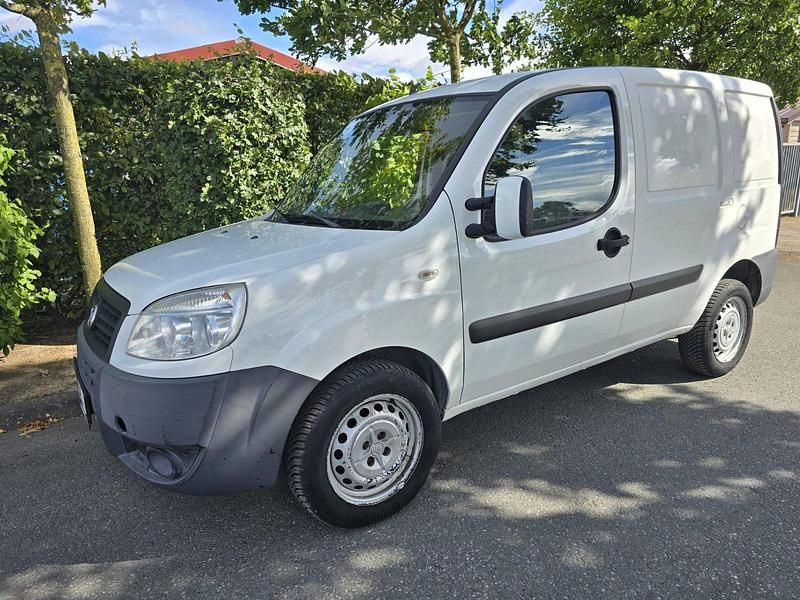 Weiß Gebraucht 2008 Fiat Doblò Basis Van / Kleinbus | 4.450 € (Fairer Preis) - Bild 1/4
