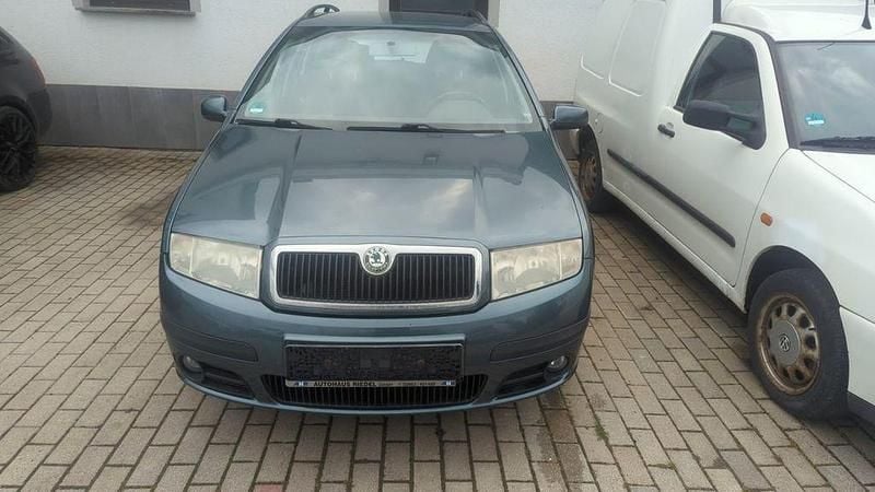 Grau Gebraucht 2004 Skoda Fabia Limousine | 1.440 € (Fairer Preis) - Bild 1/3