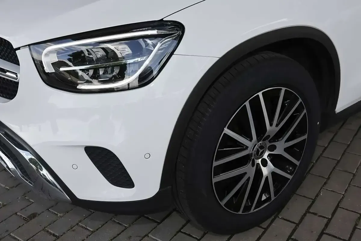 Gebraucht Mercedes GLC300 258 PS (189 kW) 2023 Unilack polarweiß Coupé