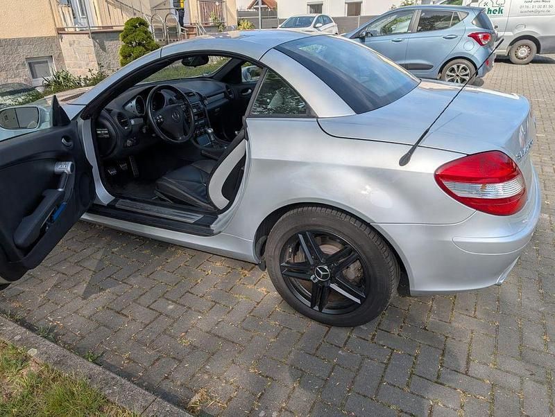 Second-hand Mercedes SLK200 163 CP (119 kW) 2007 Argintiu Cabrio