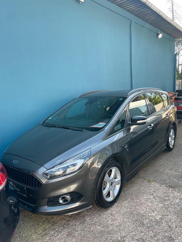 Grau Gebraucht 2019 Ford S-MAX ST Van / Kleinbus | 17.900 € - Bild 1/3