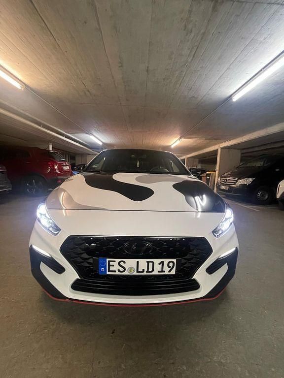 Weiß Gebraucht 2017 Hyundai i30 N Performance Limousine | 20.900 € (Fairer Preis) - Bild 1/4