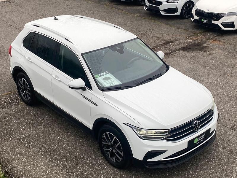 Weiss Gebraucht 2023 VW Tiguan Life SUV | 22.980 € (Fairer Preis) - Bild 1/4