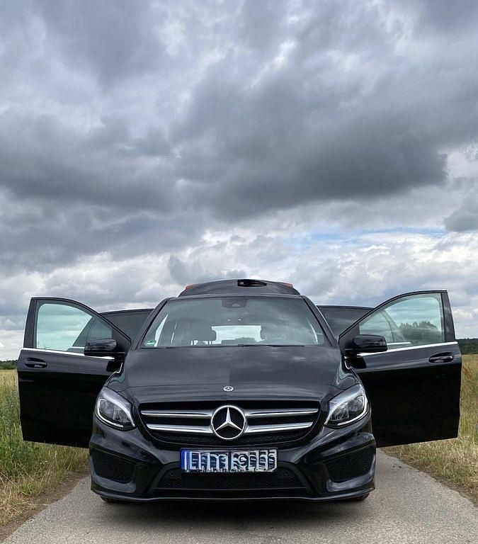 Schwarz Gebraucht 2018 Mercedes B200 AMG line Van / Kleinbus | 17.000 € (Fairer Preis) - Bild 1/4