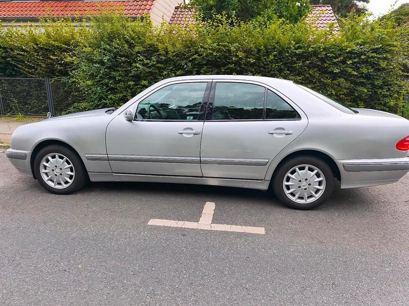 Gebraucht 2001 Mercedes E200 Limousine | 3.300 € (Guter Preis) - Bild 1/4