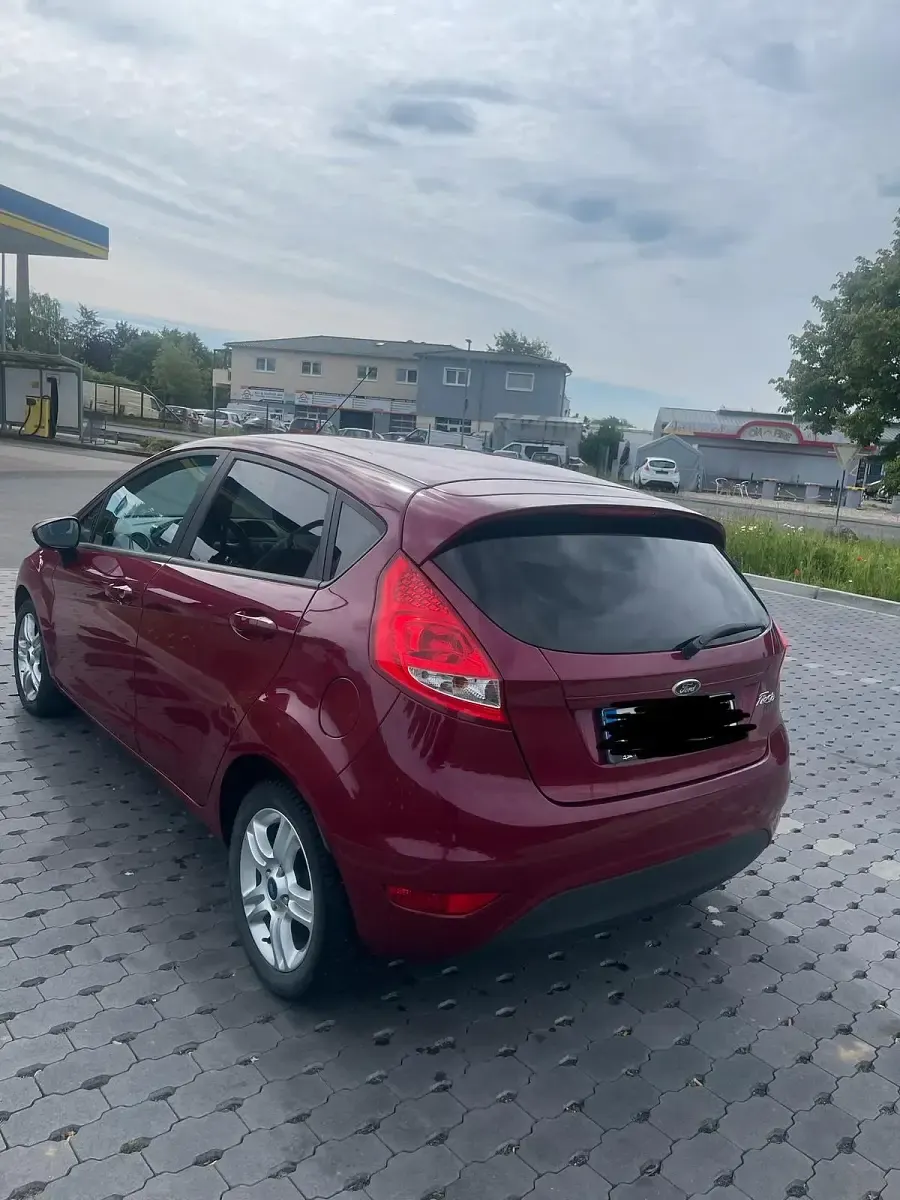 Gebraucht Ford Fiesta 82 PS (60 kW) 2011 Rot Limousine