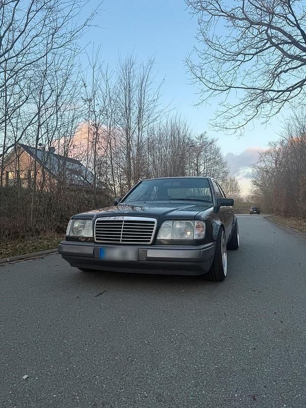 Gebraucht Mercedes E230 140 PS (102 kW) 1992 Schwarz Limousine