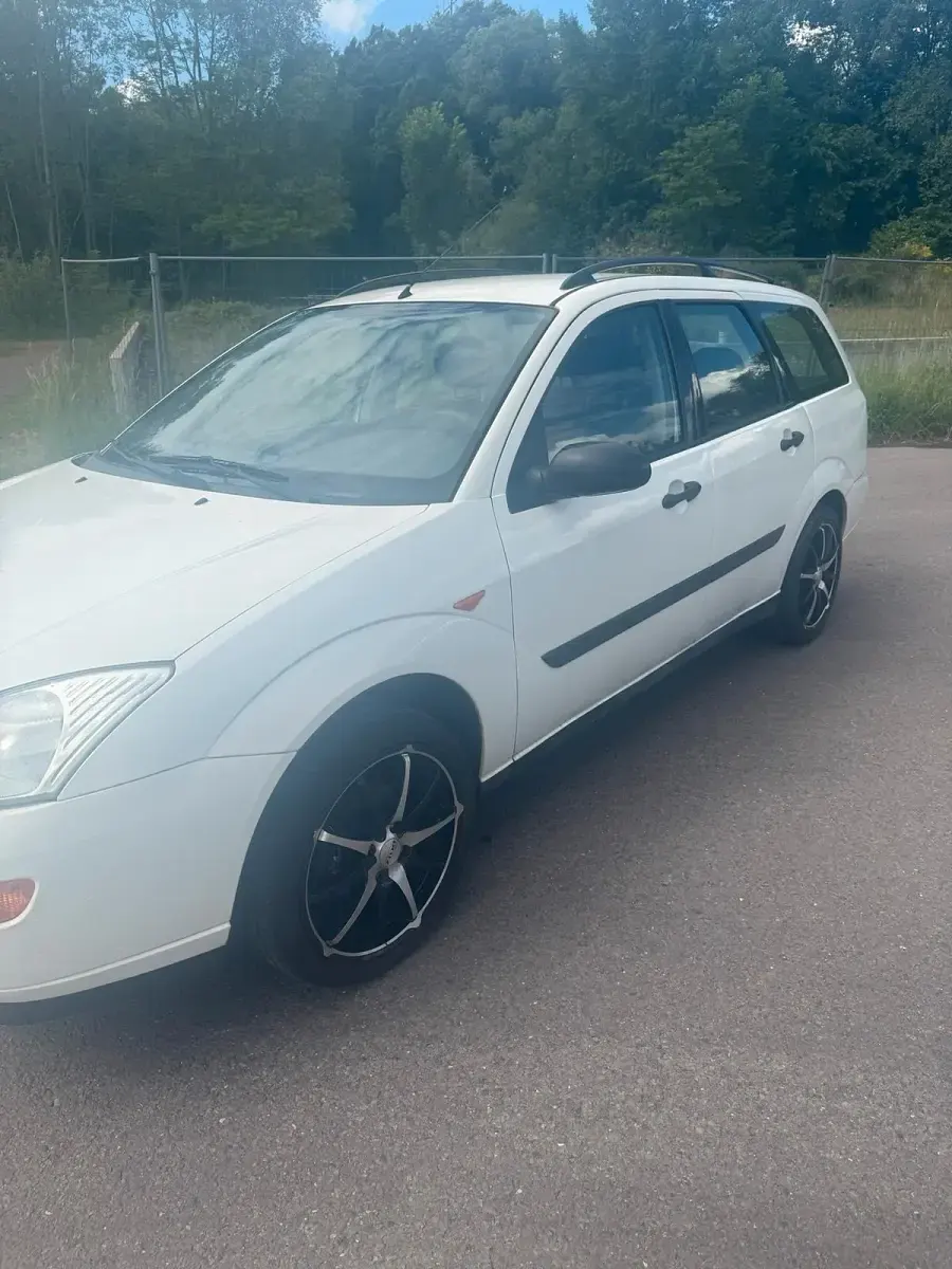 Gebraucht Ford Focus 101 PS (74 kW) 2000 Weiß Kombi