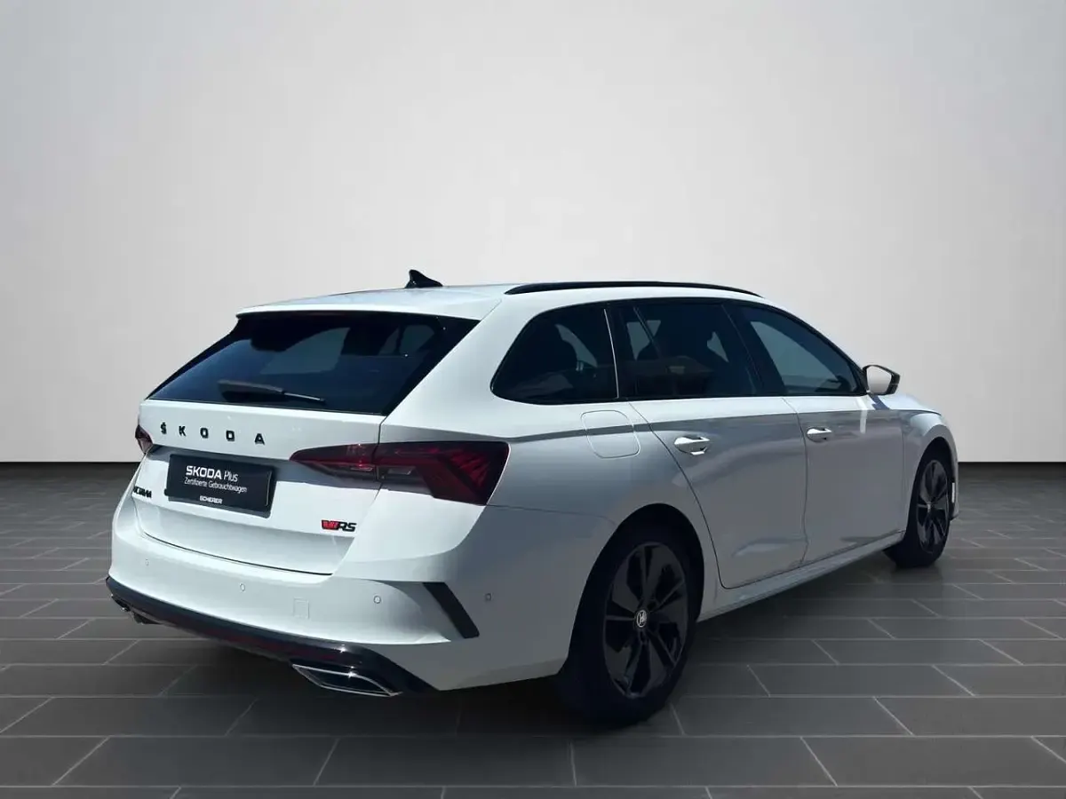 Gebraucht Skoda Octavia RS 200 PS (147 kW) 2024 Moonweiß perleffekt Kombi