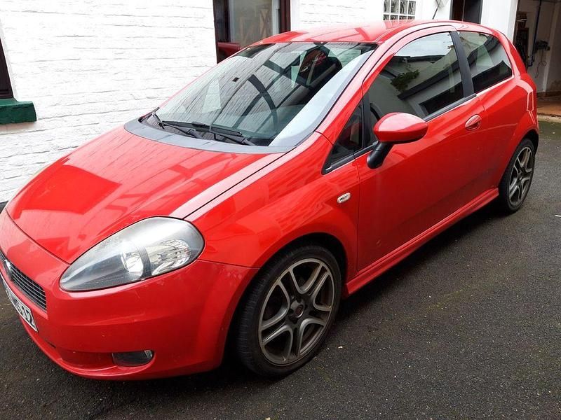 Rot Gebraucht 2009 Fiat Grande Punto Sport Kleinwagen | 3.000 € (Fairer Preis) - Bild 1/4
