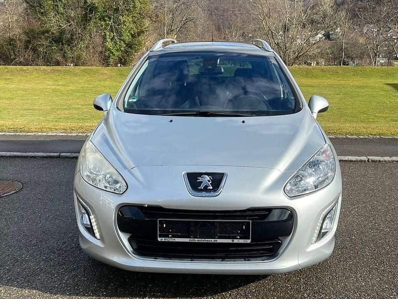 Gebraucht Peugeot 308 SW Family 120 PS (88 kW) 2012 Silber Kombi