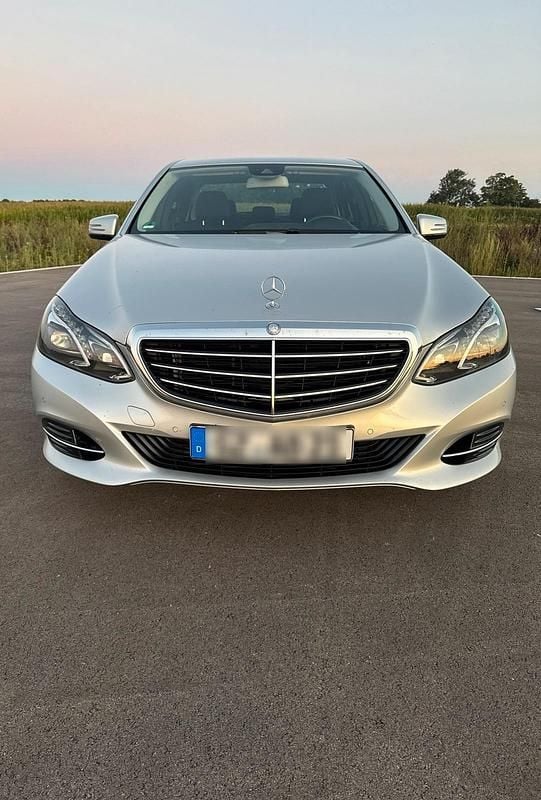 Silber Gebraucht 2015 Mercedes E200 Limousine | 18.400 € (Fairer Preis) - Bild 1/4