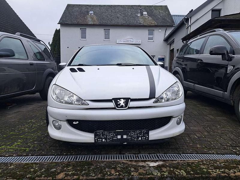 Gebraucht Peugeot 206 Tendance 75 PS (55 kW) 2008 Limousine