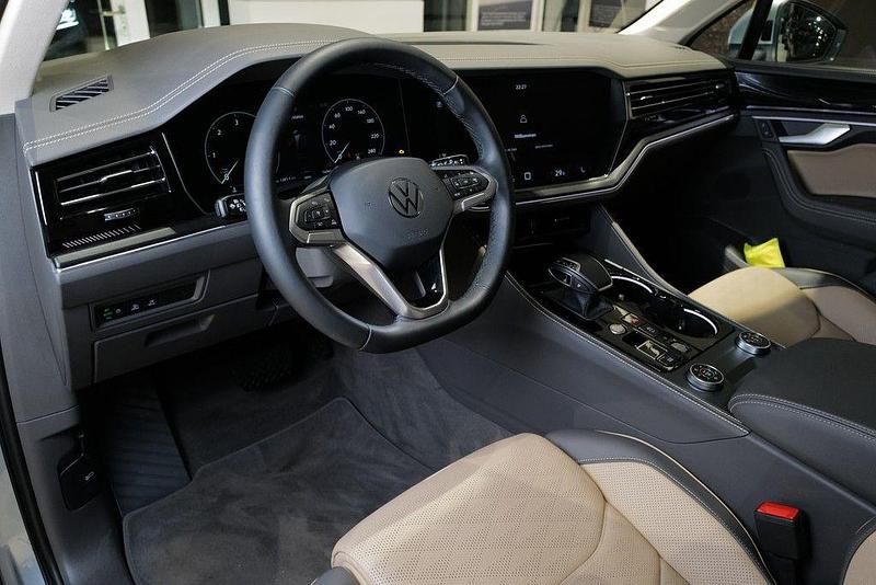 Gebraucht VW Touareg Elegance 231 PS (169 kW) 2025 Oyster silver metallic SUV
