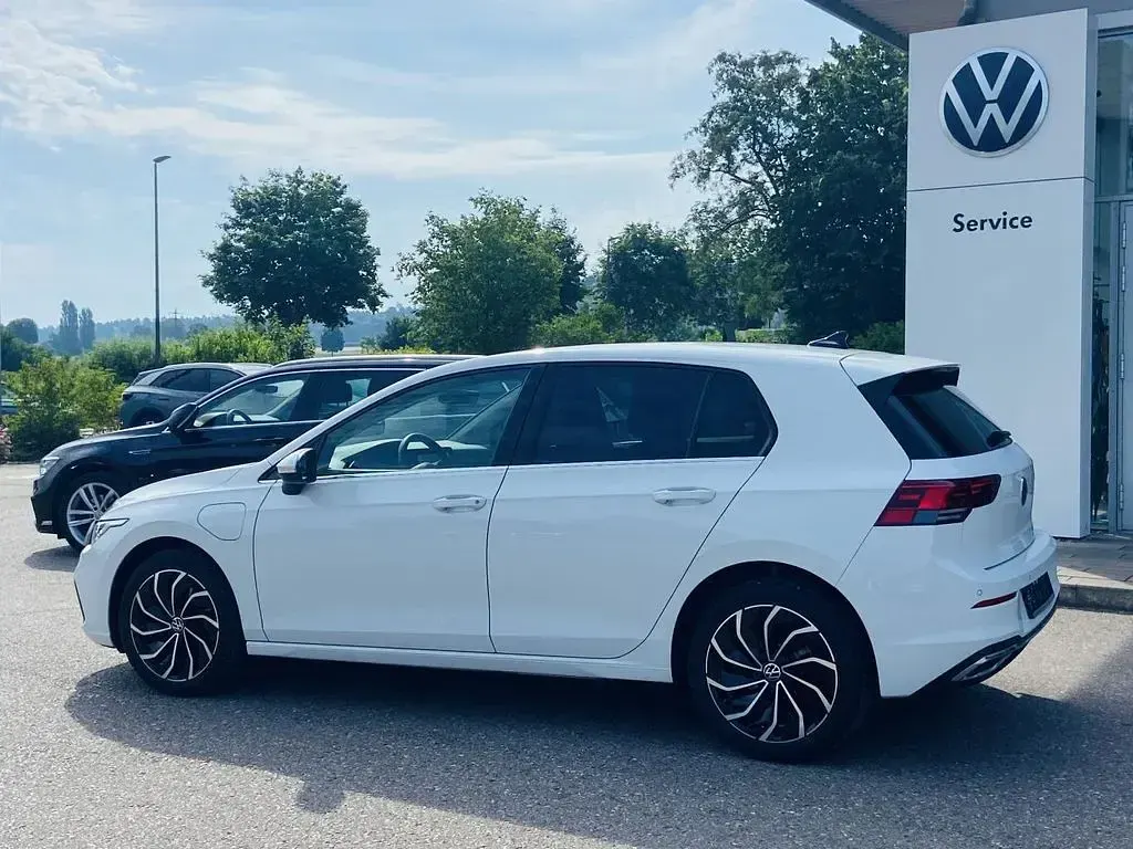 Gebraucht VW Golf VIII Active 204 PS (150 kW) 2022 Weiß Limousine