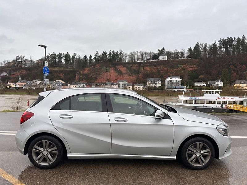 Gebraucht Mercedes A180 105 PS (77 kW) 2017 Silber Limousine