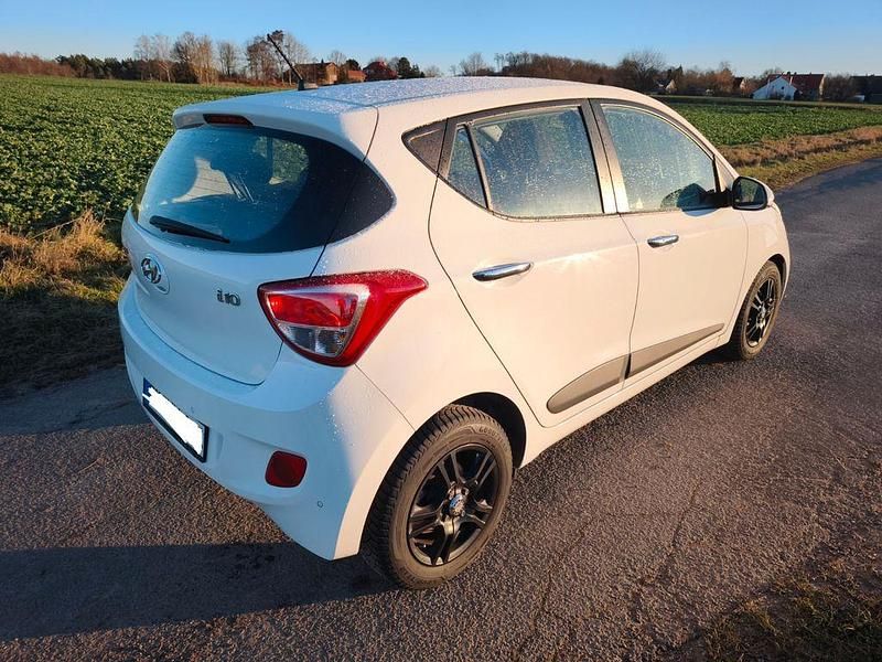 Gebraucht Hyundai i10 87 PS (63 kW) 2015 Weiß Kleinwagen