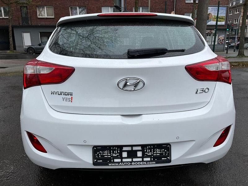 Gebraucht Hyundai i30 YES! 101 PS (74 kW) 2016 Weiß Limousine