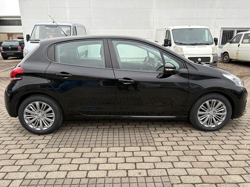 Gebraucht Peugeot 208 Active 82 PS (60 kW) 2018 Schwarz Kleinwagen