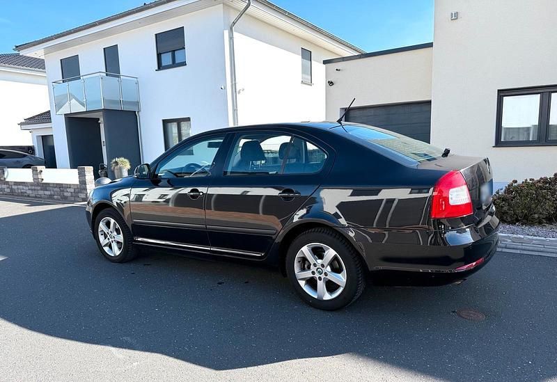 Gebraucht Skoda Octavia 105 PS (77 kW) 2011 Schwarz Limousine