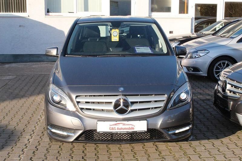 Gebraucht Mercedes B180 122 PS (89 kW) 2014 Grau Van / Kleinbus