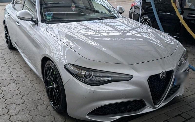 Silber Gebraucht 2017 Alfa Romeo Giulia Super Limousine | 15.900 € (Fairer Preis) - Bild 1/4